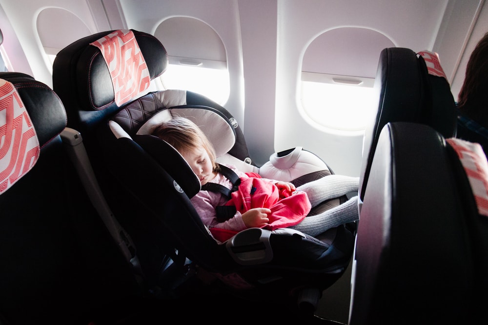 air plus news on X: 🇫🇷 Corsair autorise l'utilisation des Bed Box pour  les jeunes voyageurs sur l'ensemble du réseau de la compagnie. Cette valise  pour enfant se transforme en véritable lit